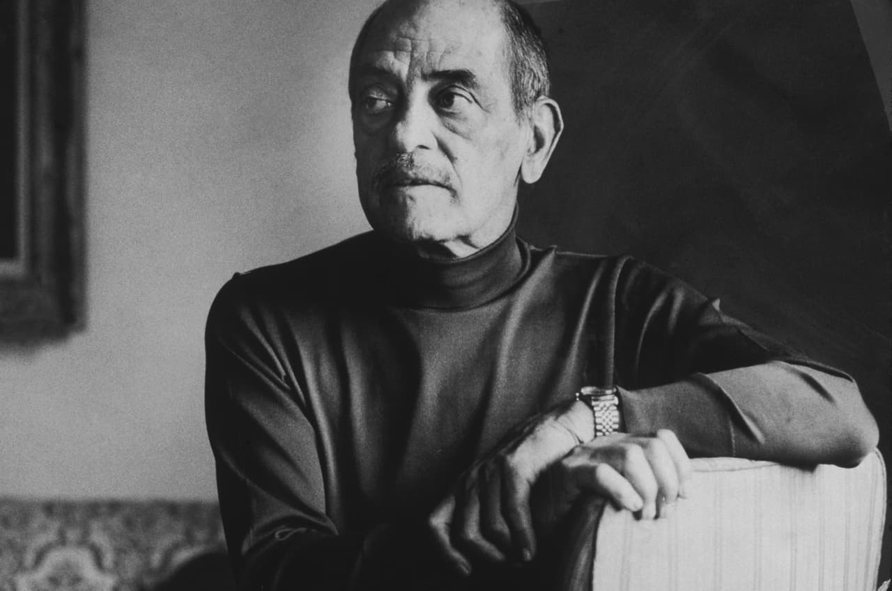 Luis Buñuel: Director-guionista, español, 4 nominaciones. Dos de las nominaciones de Buñuel fueron en la categoría de mejor película en lengua extranjera: en 1970 por Tristana y en 1977 por Ese oscuro objeto del deseo; las otras dos las recibió como guionista, en 1972 por el original de El discreto encanto de la burguesía y en 1977 por la adaptación de Ese oscuro objeto del deseo.