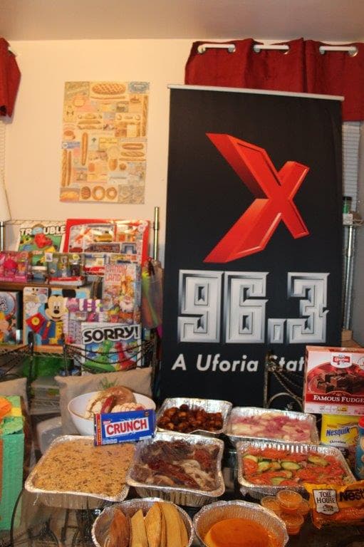 96.3 sorprendió a la familia Cruz esta Navidad con Nestlé Coffee Mate, Nescafé Clásico, La Lechera y Nestlé Toll House, ¡más una tarjeta de $500! ¡Festejaron en grande!
