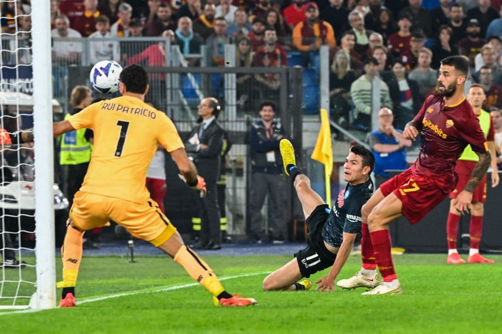 Con Hirving Lozano como titular, el Napoli logró una victoria muy importante fuera de casa por 0-1 ante la Roma, triunfo que mantiene líderes a los de Luciano Spalletti en la Serie A de Italia.