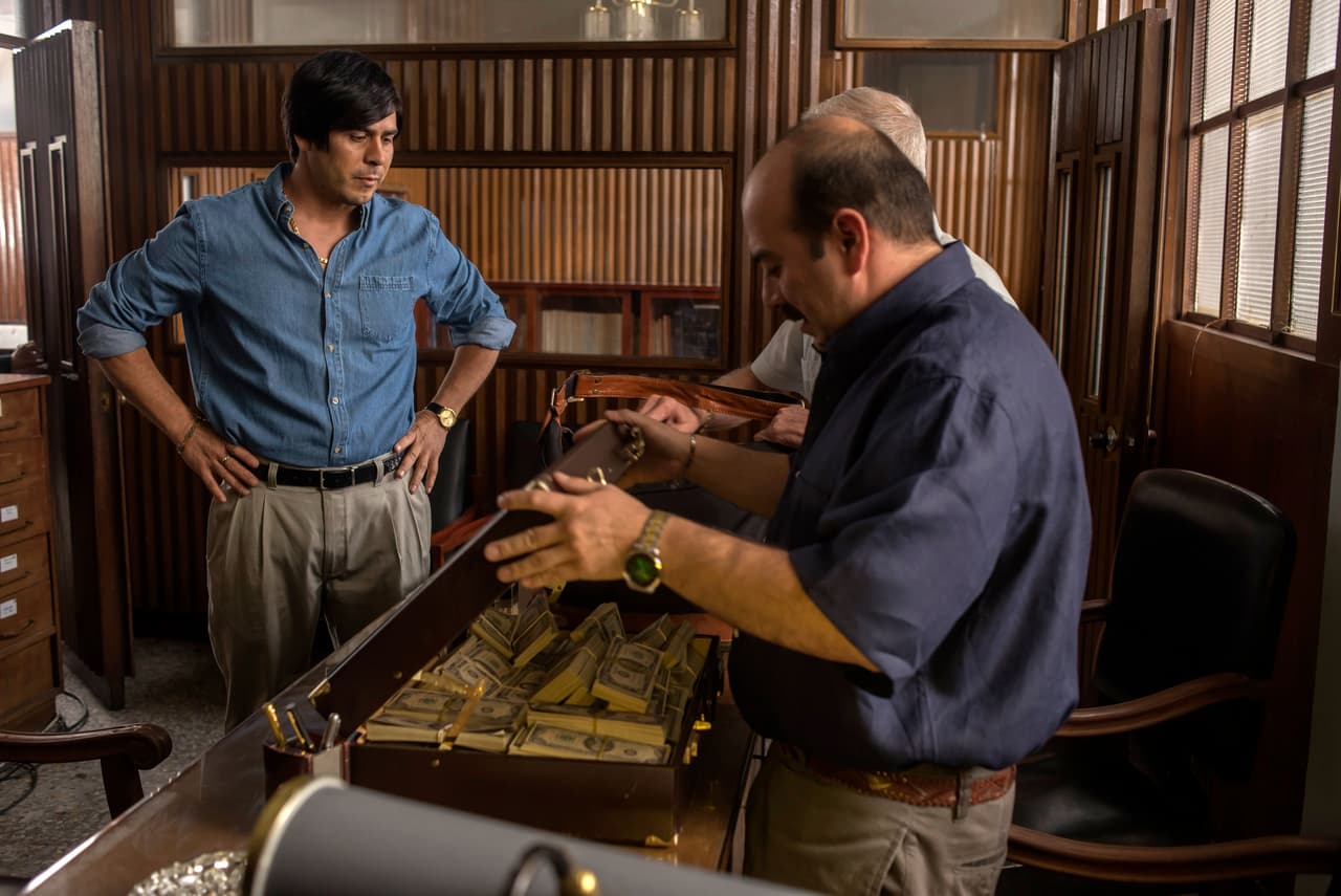 <b><a href="http://www.univision.com/series/el-chapo/hernan-romo-es-benjamin-avendano-en-el-chapo">Benjamín</a></b> se asoció con el hermano del gobernador en la construcción de una plaza comercial.