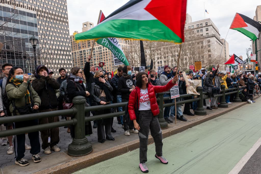 Cientos de manifestantes se congregaron este miércoles frente al juzgado federal de Manhattan para protestar contra la detención de Mahmoud Khalil, estudiante de posgrado de la Universidad de Columbia, quien enfrenta un proceso de deportación por su participación en manifestaciones pro Palestina en el campus universitario.