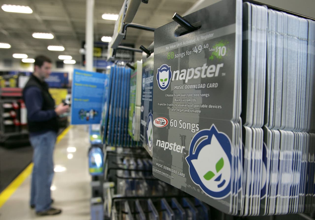 Napster: revolucionó la industria de la discografía, fue demandada por derechos de autor y cambió para siempre el negocio de la música por internet. Sin embargo, en 2002 se declaró en bancarrota y desapareció.