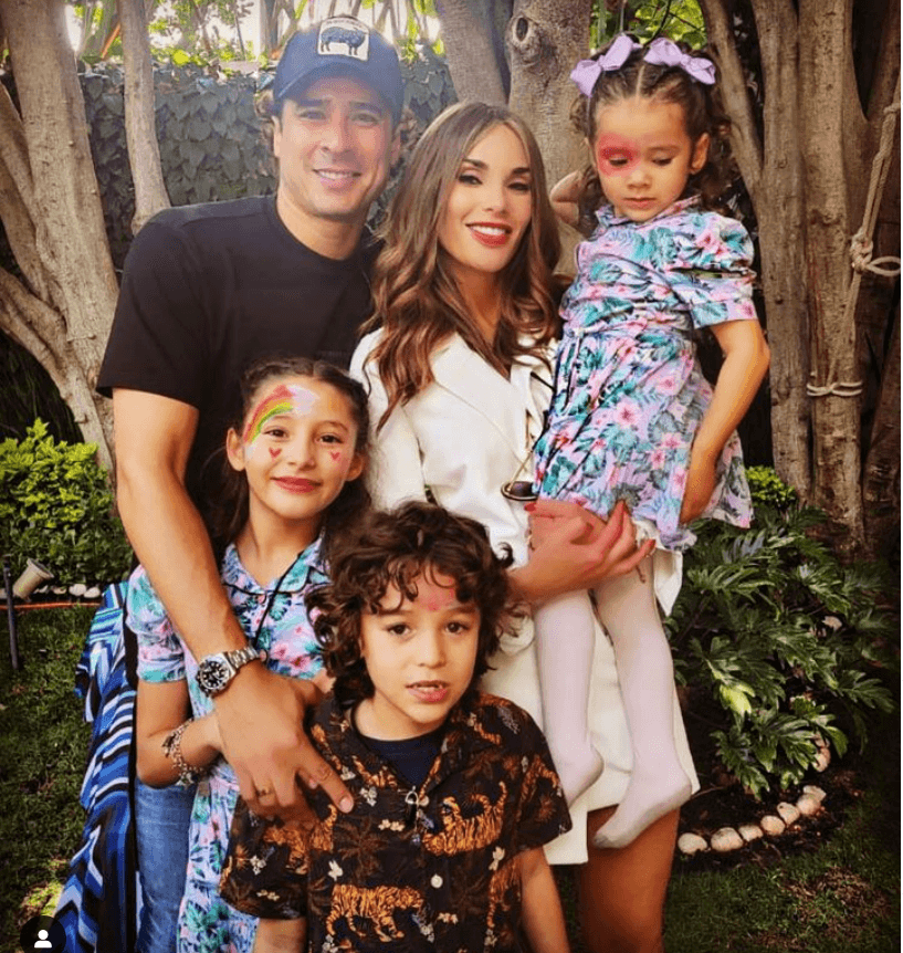 Memo Ochoa con su esposa e hijos