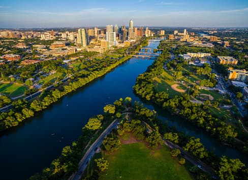 <b>Zilker Park: </b>Aquí se celebran algunos de los festivales y conciertos al aire libre más populares, pero también ofrece un anfiteatro al aire libre para organizaciones comunitarias de arte como Austin Summer Musical y Austin Shakespeare.