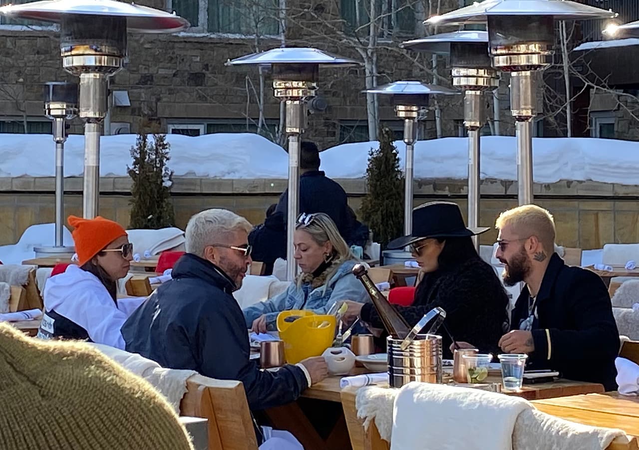 En las imágenes aparecen comiendo en un restaurante al aire libre, sentados en la misma mesa que la familia de Maluma.