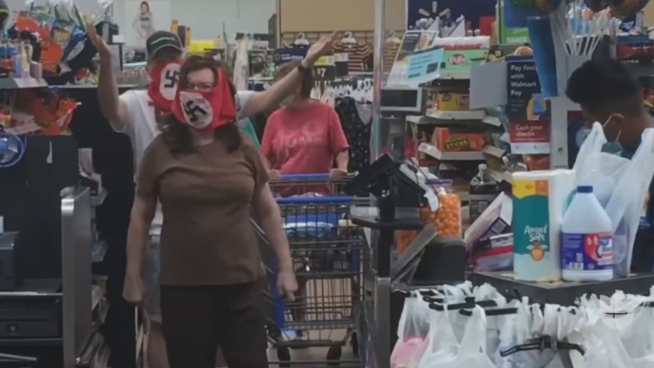 Walmart prohibirá la entrada por un año a una pareja que usaba banderas nazis como mascarillas