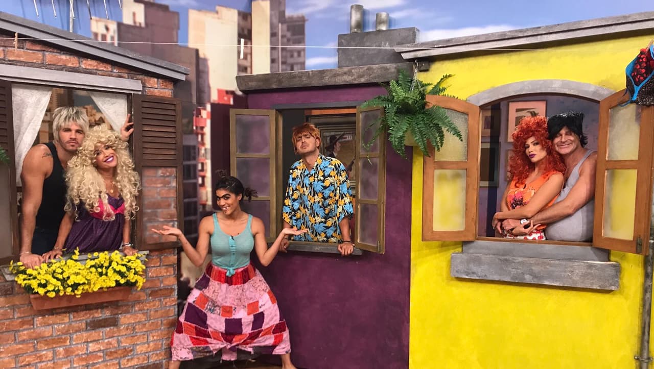 De balcón a balcón, los vecinos de Barrio Chinche se divierten haciendo de las suyas.