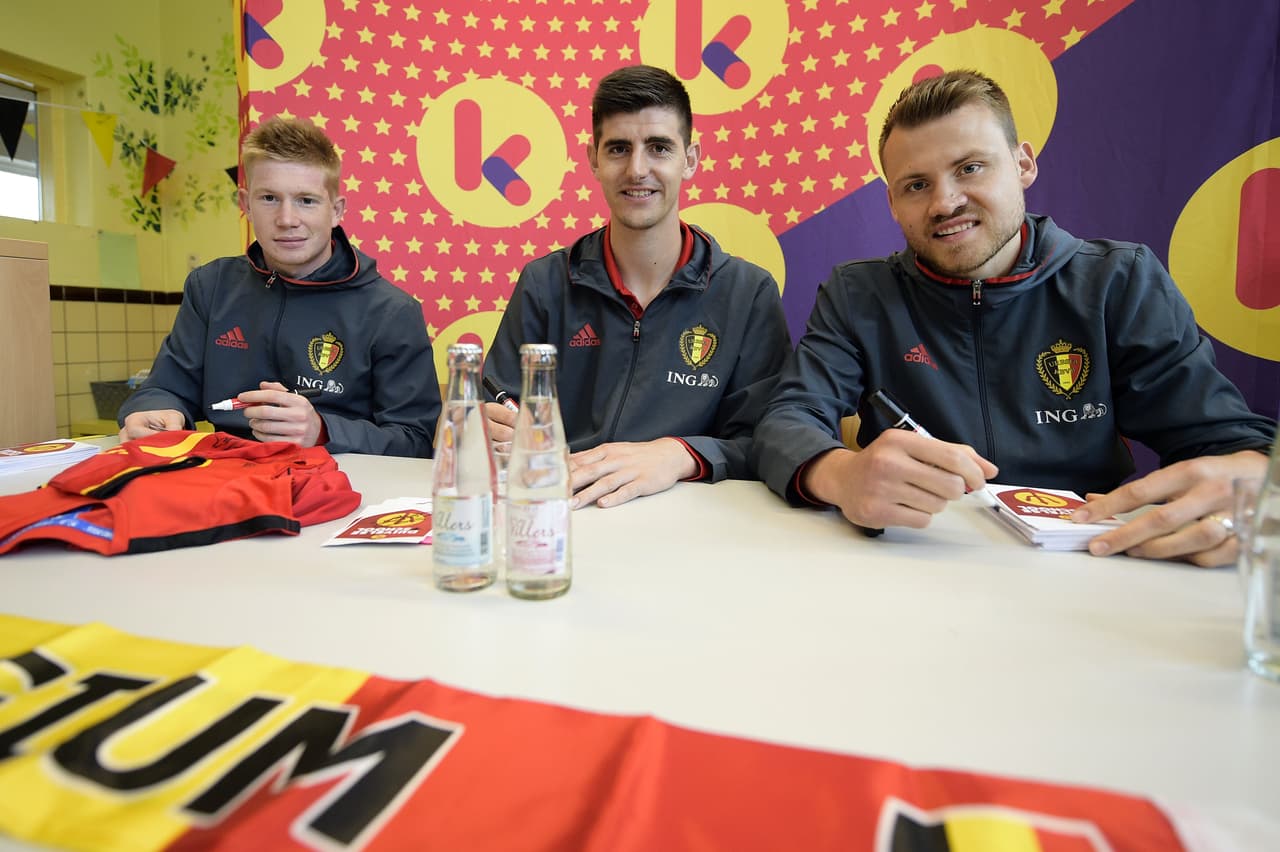 El atacante Kevin De Bruyne (izq.) y el arquero Thibaut Courtois (centro) tuvieron un fuerte distanciamiento como compañeros de la selección de Bélgica luego de que el segundo supo que el primero tuvo una aventura con su pareja.