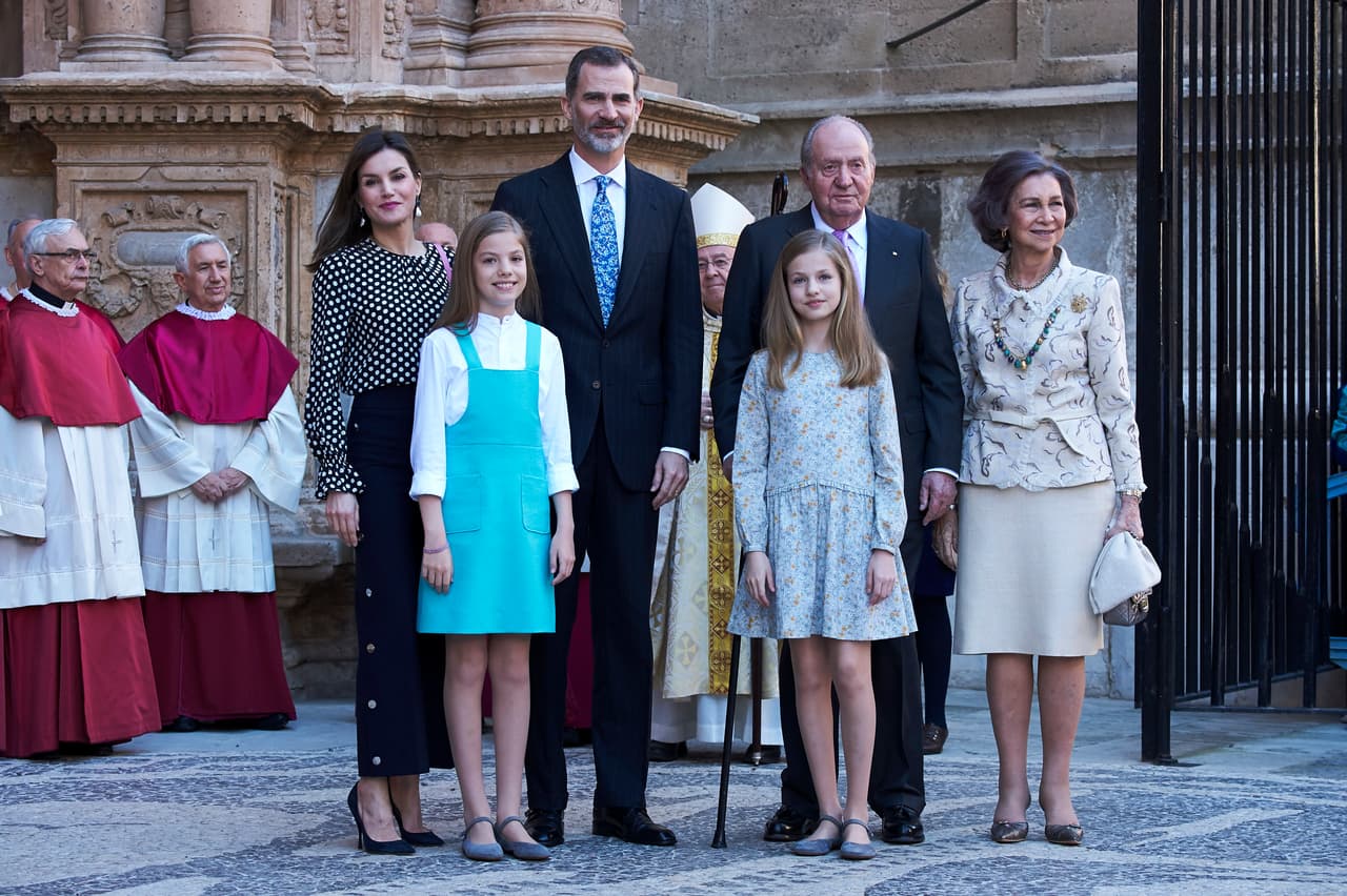 Otra toma de Felipe VI con sus hijas y su esposa, la Reina Letizia, flanqueados por sus padres, Don Juan Carlos y al extremo derecho, Doña Sofía.