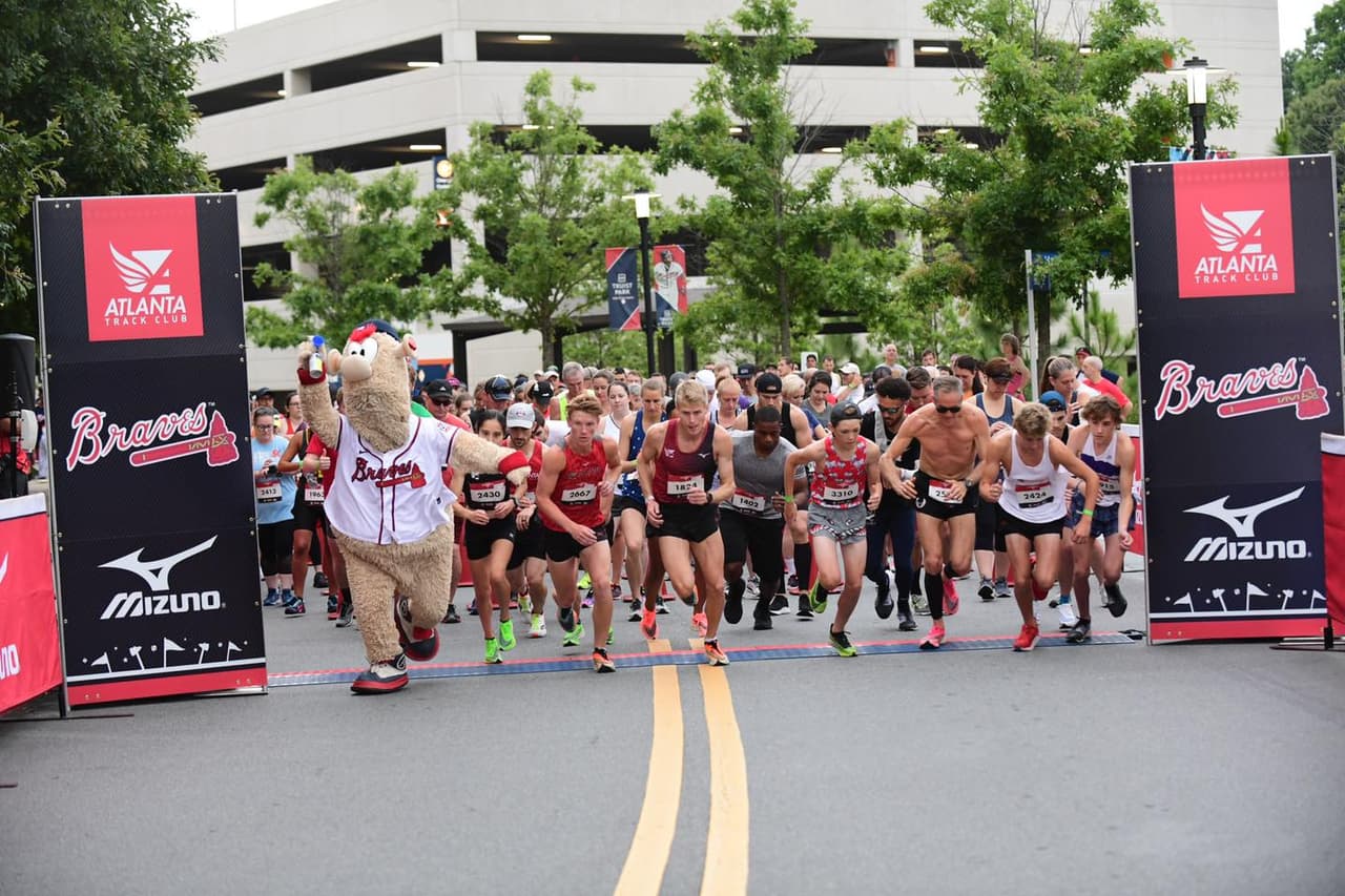 El registro de 5K (mayores de 8 años) incluye un boleto para un juego de los Atlanta Braves y una camiseta de manga corta. Los participantes también tendrán la opción de comprar boletos adicionales para el juego a un precio reducido para que familiares y amigos se unan a ellos en el juego de los Braves.