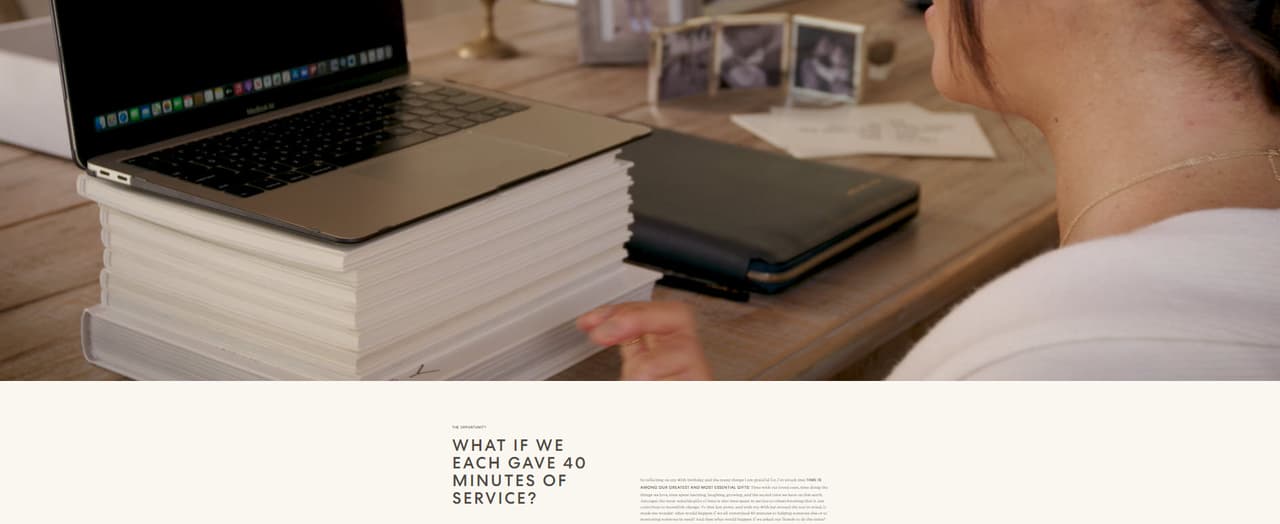 Algunos medios británicos como Mirror han detectado que en una de las tomas de la pieza se ve un portarretrato con tres fotos y en una de ellas
<b><a href="https://www.mirror.co.uk/news/uk-news/breaking-proud-mum-meghan-markle-24688073#source=breaking-news" target="_blank">supuestamente aparece Lilibet Diana</a></b>, la bebé de los Sussex que nació el pasado 4 de junio. Hasta ahora, el matrimonio no ha publicado ninguna imagen oficial de la bebé.