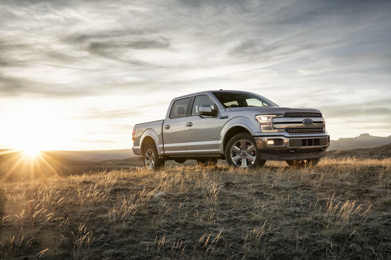 <b>Ford F-150</b>
<br>Nuevas parrillas y diseño en sus faros frontales, ahora en forma de pinzas, es lo que más destaca del frente. Cuenta con una gran variedad de motores entre ellos un V6 de 3.3 litros de 290 hp; un V6 EcoBoost de 2.7 litros y 325 hp; V8 de 5.0 litros y 395 hp y hasta un V6 EcoBoost de 3.5 litros de 450 hp y 510 lb-pie, el cual está reservado para la versión Raptor.
<a href="http://uni.vi/Kun9100MvtI" target="_blank">Aquí más detalles sobre su manejo.</a>