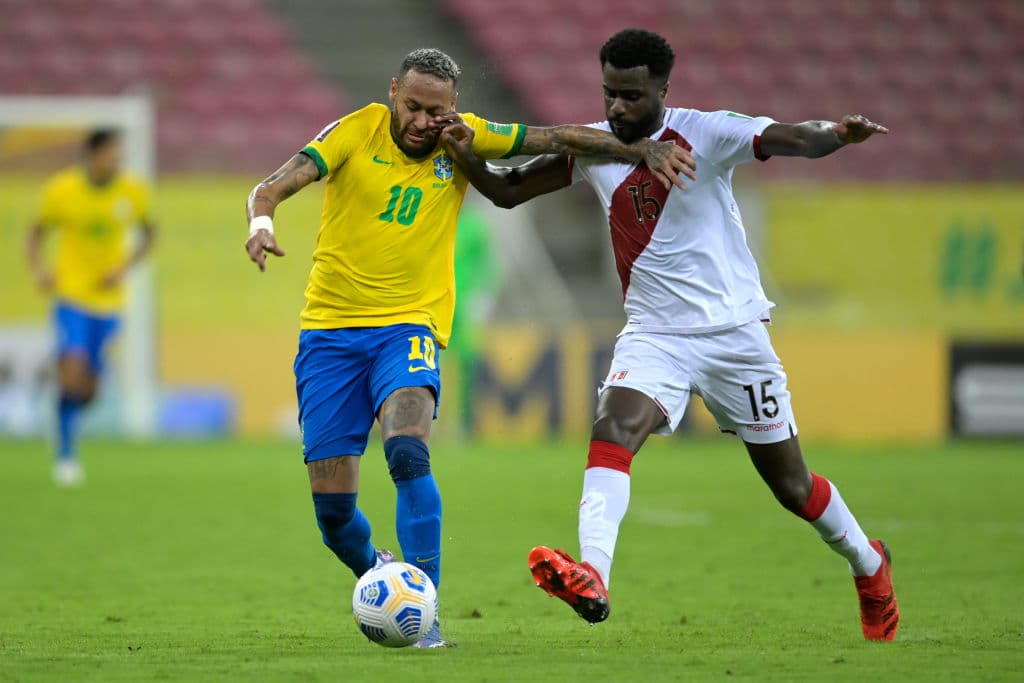 Brasil se mantiene en la cima de la eliminatoria de CONMEBOL luego de vencer a Perú 2-0 en casa.