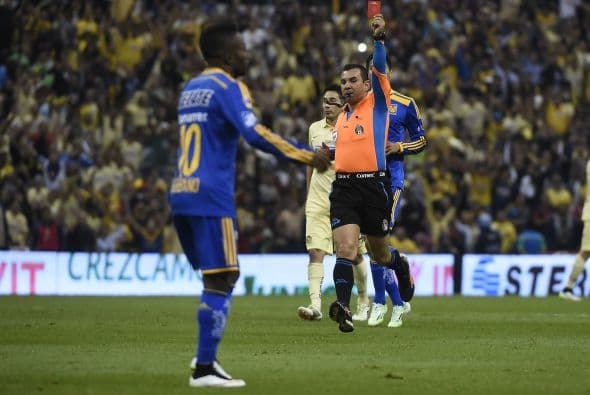 El 'Tuca' sacó a José Francisco Torres y mandó a Darío Burbano, pero a unos segundos de haber ingresado, el colombiano se hizo expulsar por jalar a Miguel Layún, cuando éste último quedaba solo frente al marco universitario.