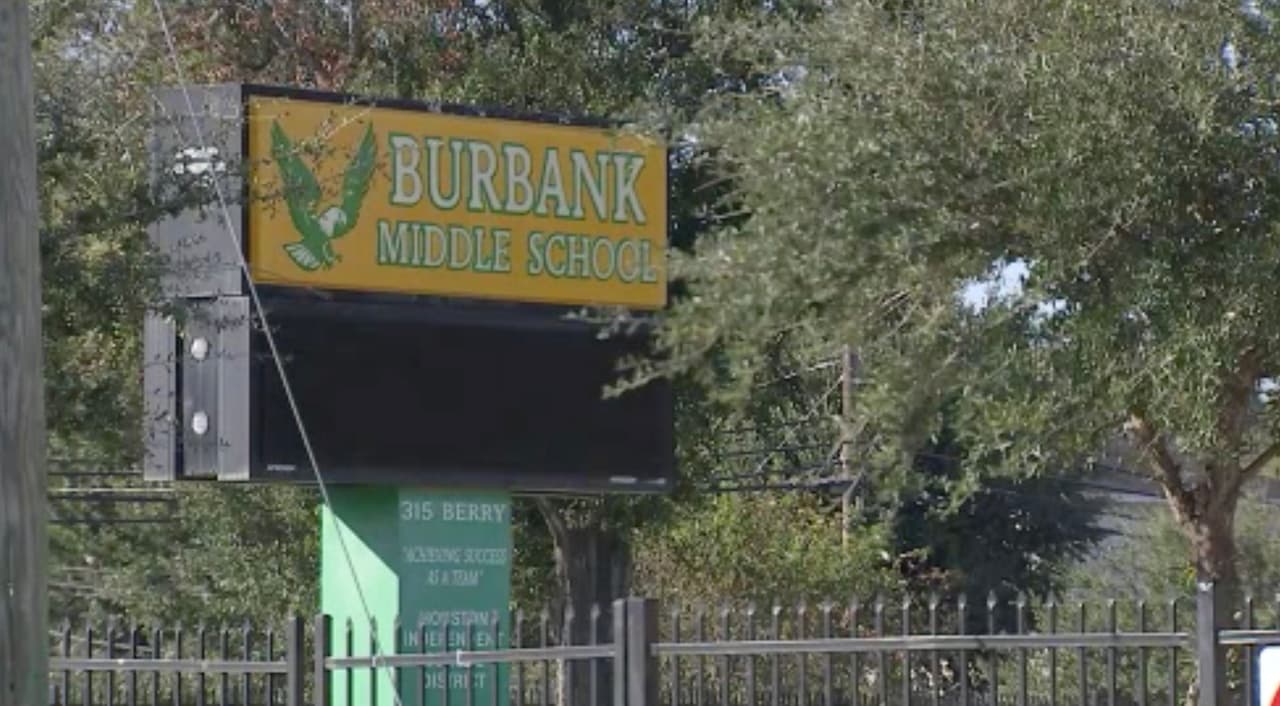 HISD aseguró que tienen conocimiento sobre unas acusaciones de mala conducta en la escuela secundaria Burbank, pero no pueden dar más información por tener una investigación en curso.