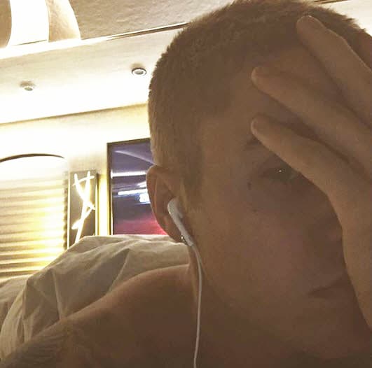 Jon Boy es muy popular entre las grandes estrellas. A Justin Bieber le hizo una pequeña cruz al lado del ojo derecho.