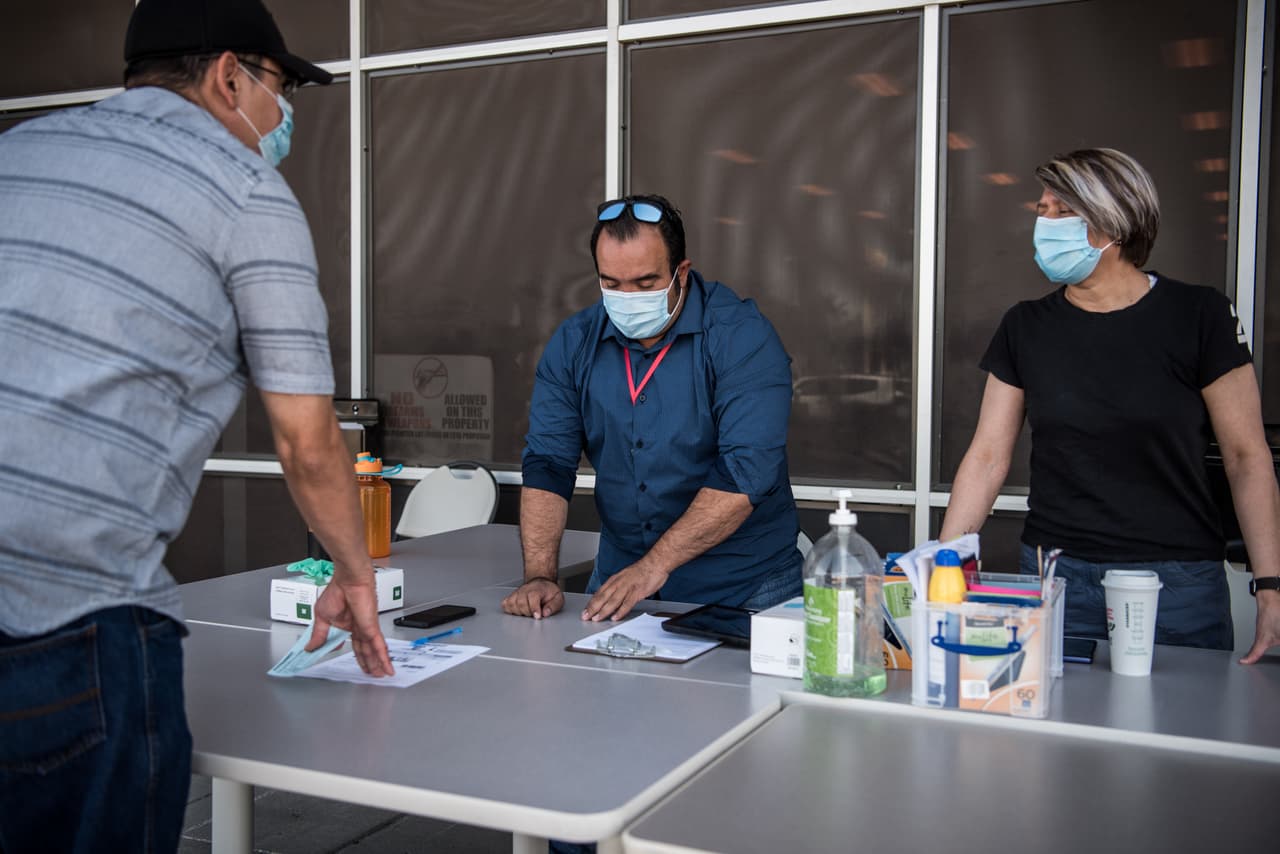 Personas que estén dando un discurso para una transmisión o ante una audiencia. 
<br>