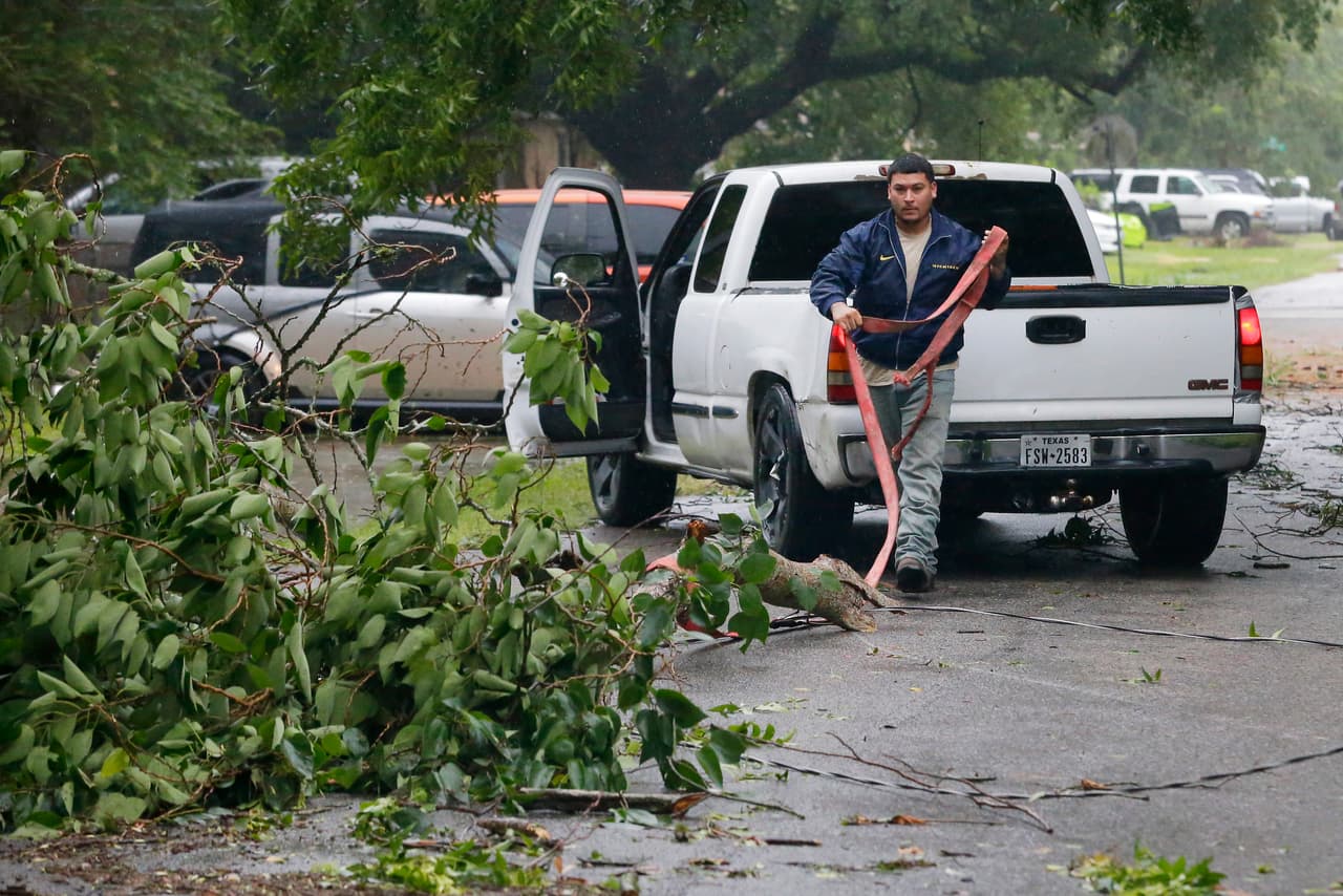 William Ruiz usa una camioneta pick-up para remover las ramas que están en las calles en su vecindario.