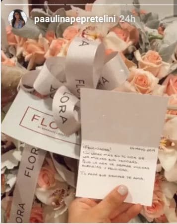 Paulina publicó una foto en sus 
<a href="https://www.instagram.com/paaulinapepretelini/?hl=es" target="_blank">historias de Instagram </a>que muestra un ramo de rosas color salmón junto a una tarjeta con un mensaje.“¡Felicidades! Un logro más en tu vida de los muchos que tendrás. Que la vida te ofrezca muchas alegrías y felicidad. Tú papá que siempre te ama”, decía en la tarjeta.