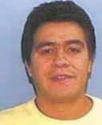 <h3 class="cms-H3-H3">Miguel Ángel Hermosillo Alcaraz </h3>
<br>
<br>Este prófugo mexicano, de 46 años, es buscado por su presunta implicación en el asesinato de su exnovia, ocurrido en Greenville, Carolina del Sur, el pasado 20 de abril de 2003, cuando el fugitivo habría seguido a la víctima hasta el aparcamiento del complejo de apartamentos donde vivían algunos de sus familiares, donde le disparó en cabeza y pecho, todo frente a su pequeño hijo. 
<br>