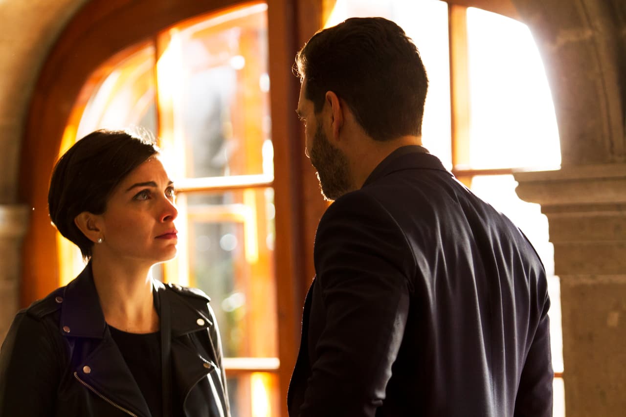 Al tenerla en sus manos no desaprovecharía la oportunidad para conseguir información sobre Yolanda y 
<b><a href="http://www.univision.com/series/la-piloto/juan-eduardo-colucho-es-dave">Dave</a></b>.