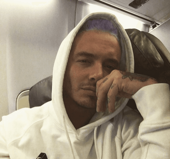 Este chico sí que sabe verse cool.