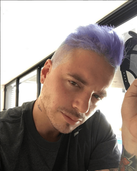 Su pelo púrpura también lo presumió por todas partes.