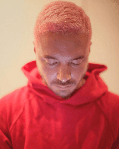 Muy pensativo. El cantante se lució en las redes con su nuevo tono.