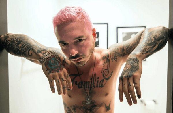 Wow! hasta con ese color flamingo se ve súper guapo.