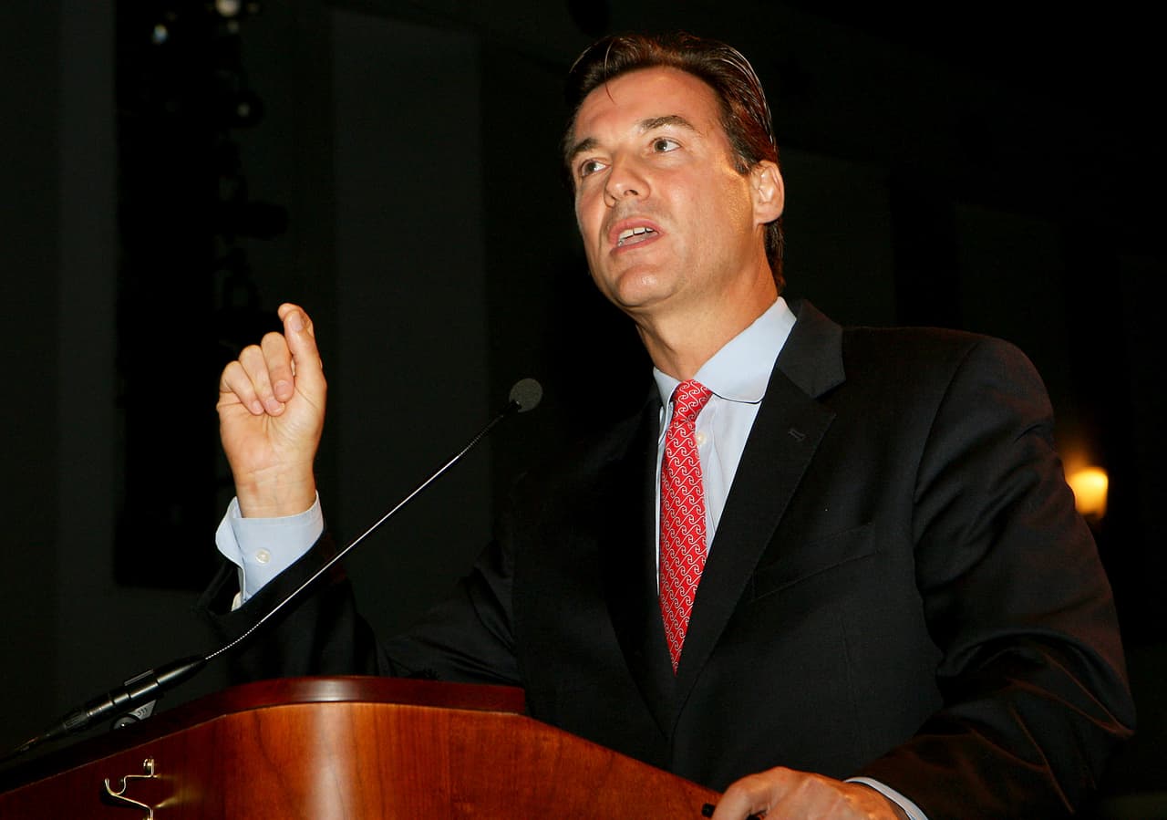 Tom Suozzi. Anunció: "Creo que es mi deber constitucional y el deber del Congreso de los Estados Unidos seguir adelante con las investigaciones de destitución".