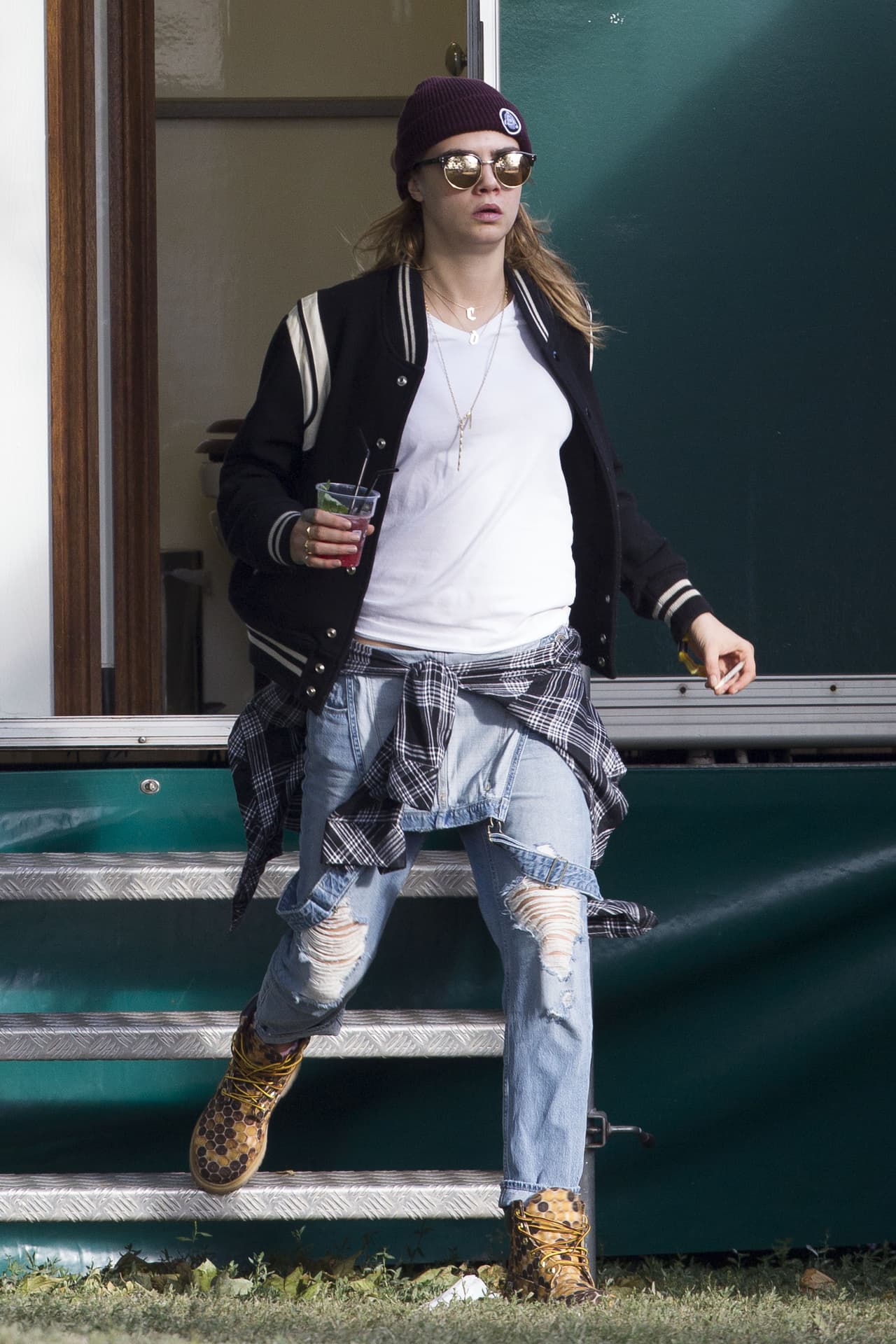 ¡No puede ser! Aunque no lo creas se trata de Cara Delevingne y por su puesto esta entre las peores vestidas. Con ese atuendo parece que estamos viendo a algún rapero en una fiesta pero en vez de eso es una de las modelos más cotizadas. Tache para Cara, demasiadas prendas al estilo ‘tomboy’ que no le favorecen.