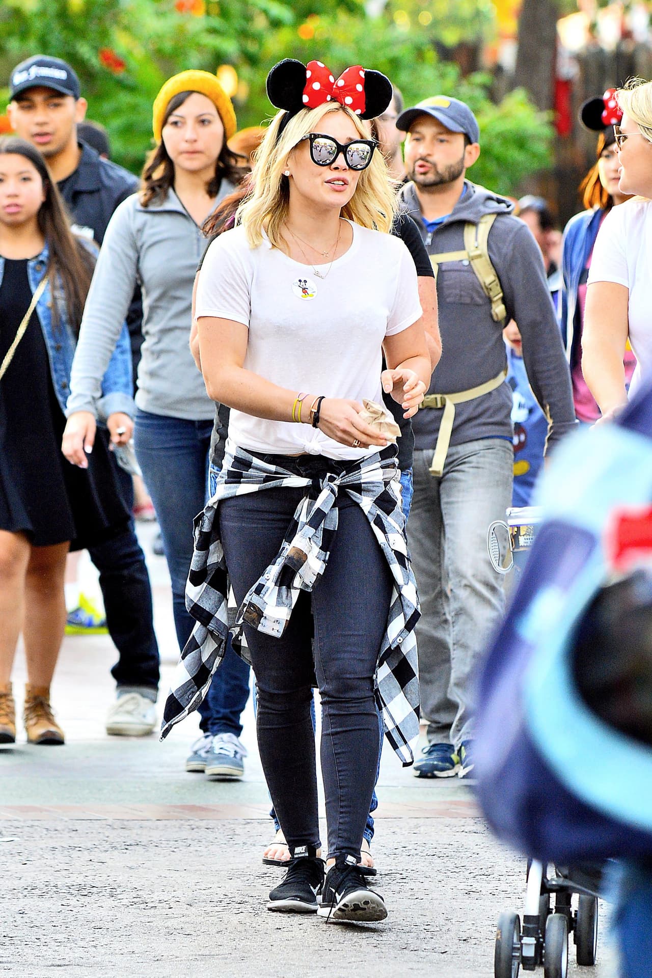 Hilary Duff fue captada en un parque de diversiones, divirtiéndose con su pequeño hijo Luca y brillando con un atuendo muy simple y casual. La cantante se lleva una palomita.