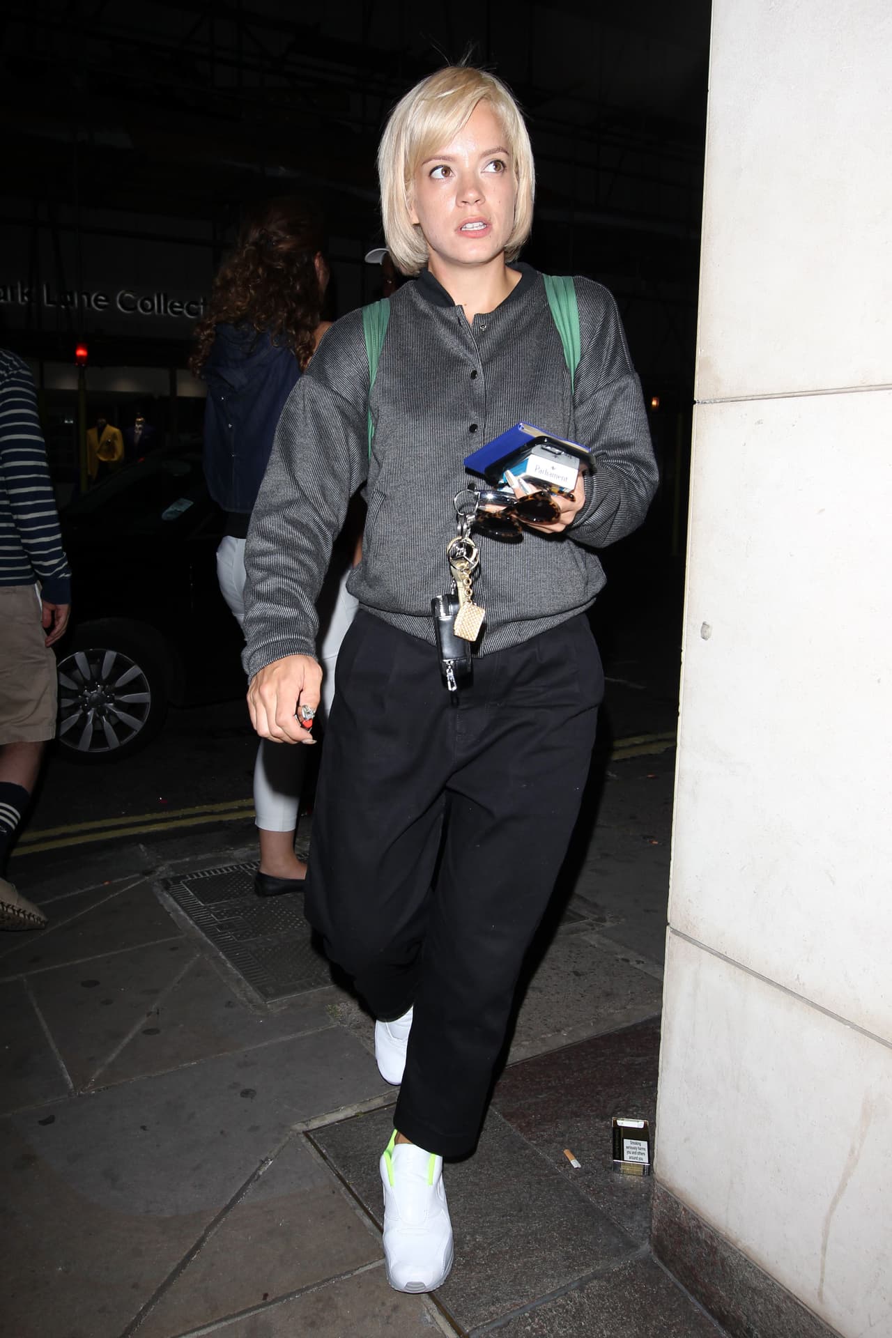 ¡Oh, no! Lily Allen es una de las peores vestidas de la semana, aunque su cabello luce bien ese atuendo no deja que su figura luzca, los pantalones la hacen ver con más peso y masculina. Un tache para la cantante.