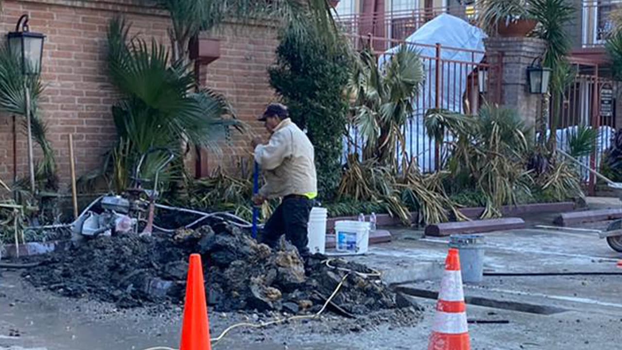 Los plomeros trabajan horas extras intentando restablecer el servicio de agua a los residentes.