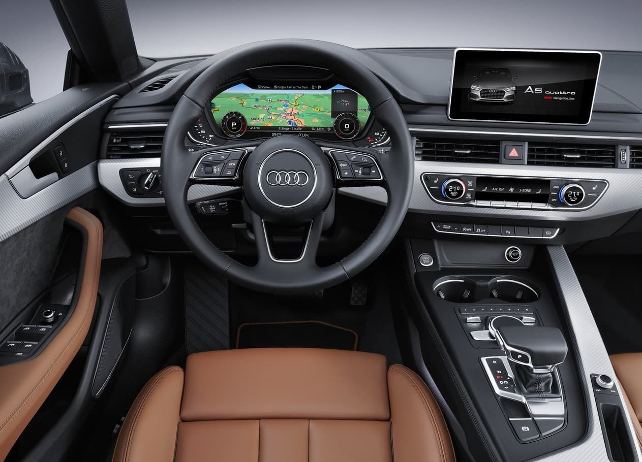 El interior del Audi A5 Sportback 2017 que es ahora más amplio y lujoso refleja el acento tecnológico que Audi ha puesto en sus últimos productos, como lo refleja el panel de instrumentos digital altamente configurable al que Audi llama cabina virtual o 
<i>virtual cockpit</i>.