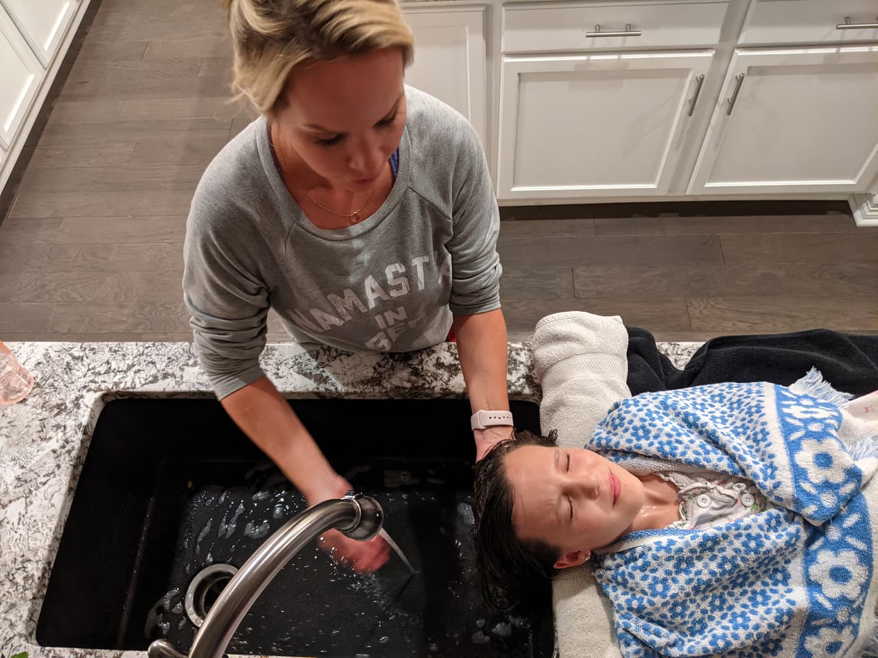 Paris Marker lava el aceite de oliva del pelo de su hija. Los Marker pagaron más de 200 dólares para que Holmes revisara y despiojara a todos los miembros de la familia de cuatro personas en Parker, Colorado.