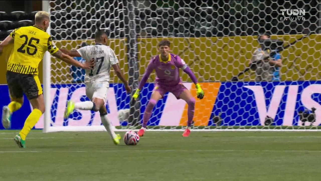 ¿Era penal sobre 'Tecatito' Corona en el Borussia Dortmund vs. Monterrey?