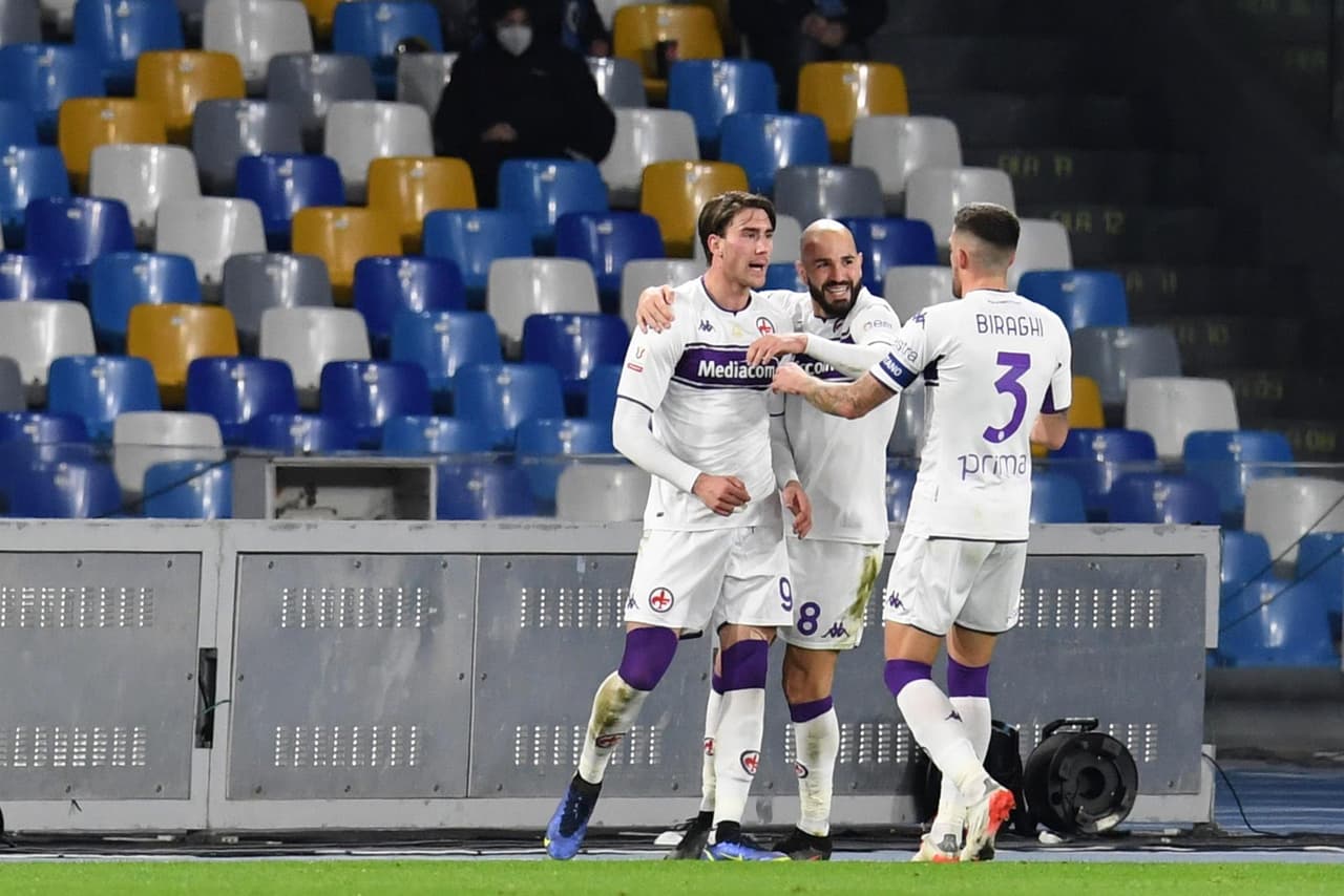 Napoli cae 5-2 ante la Fiorentina en tiempos extra y con 9 hombres, durante Octavos de Final y queda fuera de la Coppa Italia. Dries Mertens y Andrea Petagna fueron los que dieron goles a los locales, mientras que para la Fiore descontaron Vlahovic, Biraghi, Venuti, Piatek y Maleh. EL mexicano Hirving Lozano llevaba 20 minutos en cancha cuando propinó tremendo planchazo y salió expulsado.