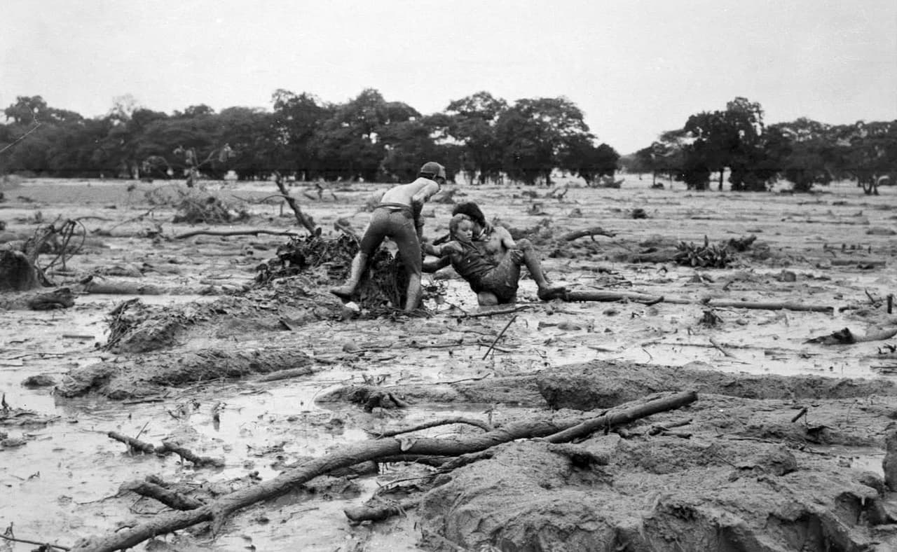 En la noche de ese fatídico día, la ciudad se llenó de un espeso lodo que subía varios metros. El saldo fue una de los peores desastres naturales sucedidos en Colombia.