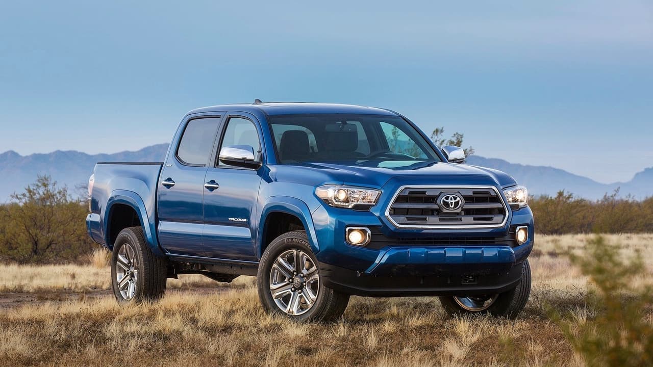 <h3 class="cms-h3-H3">1. Toyota Tacoma</h3>
<br>
<br>La popular pickup mediana de Toyota es el vehículo que mejor retiene su valor en Estados Unidos. La 
<a href="https://www.univision.com/noticias/a-bordo/toyota-tacoma-trd-pro-2017-prueba-a-bordo-completa-video" target="_blank">Toyota Tacoma</a> tiene el excepcional honor de haber ocupado el primer lugar en esta lista anual desde 2015 cuando fue presentada la actualización que ha subsistido hasta nuestros días.
<br>
<br>Kelley Blue Book prevé que el valor de reventa de la 
<b>Toyota Tacoma 2018</b> después de 
<b>36 meses</b> de uso alcanzará el 
<b>69.6%</b> de su valor original, mientras que después de los 
<b>60 meses</b> de uso alcanzará el 
<b>61.1%</b> del mismo.
