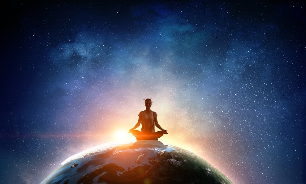 La meditación trae profunda conciencia y concentración, dos claves importantes para restablecer la función de los chakras. 
<br>