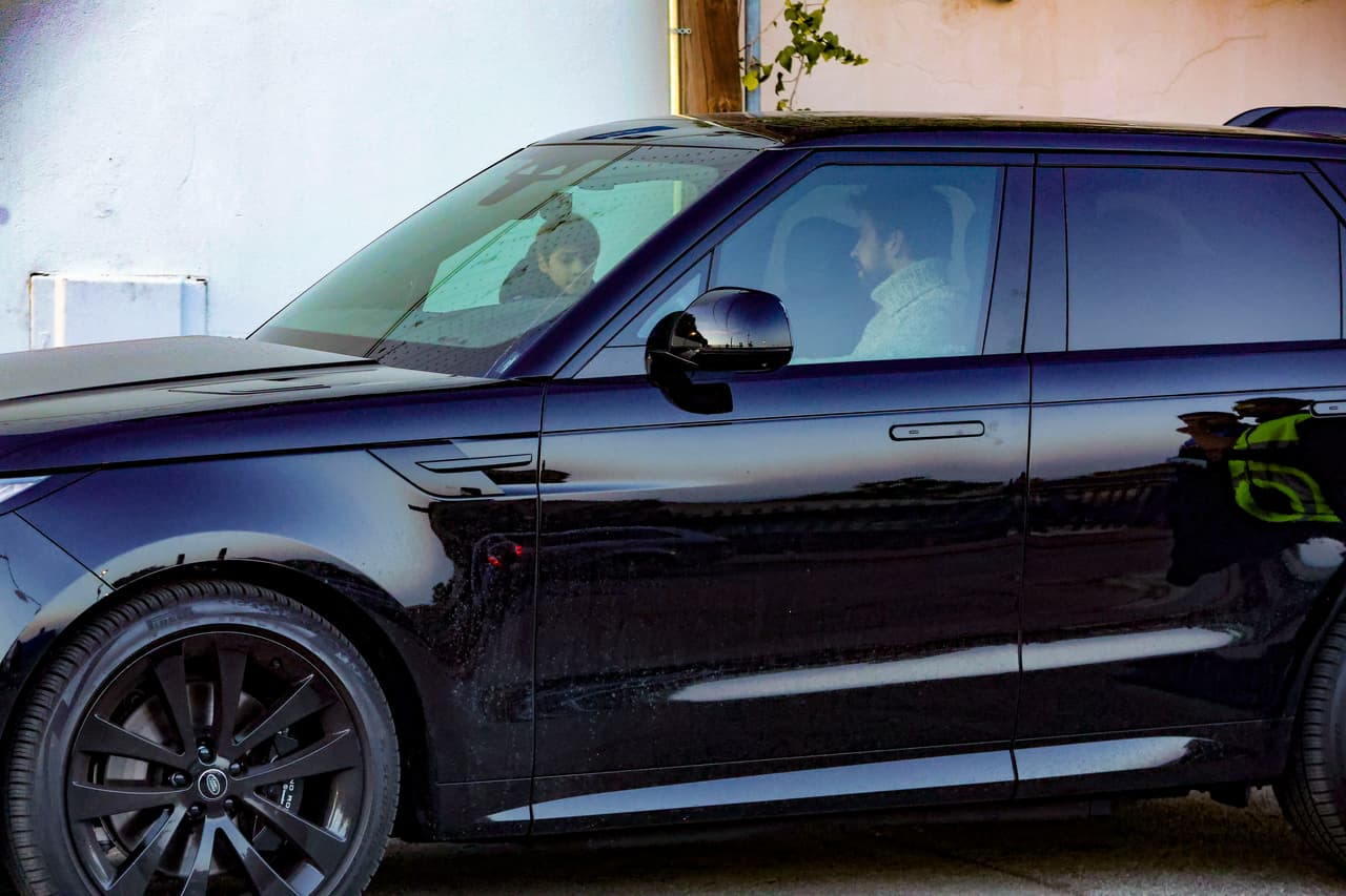Tras unos minutos estacionado afuera del domicilio de Esplugues de Llobregat, en Barcelona, los pequeños abordaron la camioneta negra en la que llegó Piqué.