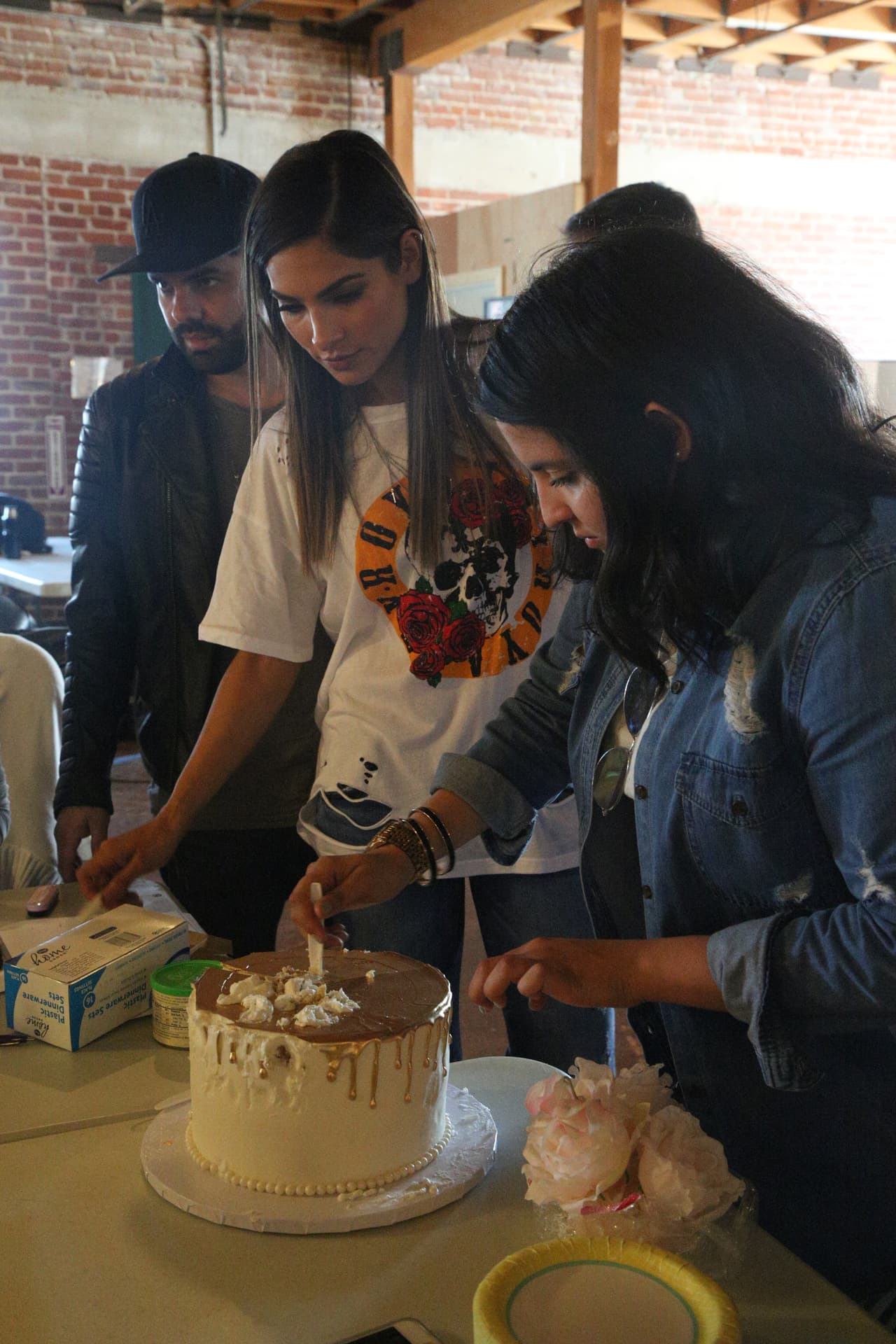 A partir del 17 de abril Alejandra estará conduciendo 
<b><a href="http://www.univision.com/shows/la-reina-de-la-cancion" target="_blank">La Reina de la Canción</a></b>, un show donde aspirantes de todo el país demostrarán su talento para convertirse en la próxima estrella de la música regional mexicana.