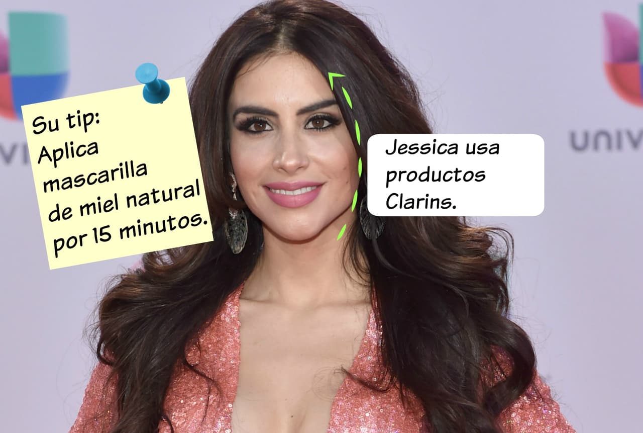 Jessica Cediel llevaba un escote de impacto y el cabello suelto y largo, el labial que eligió era muy cercano al tono coral de su vestido y en los ojos llevó una gama de colores café muy oscuras.