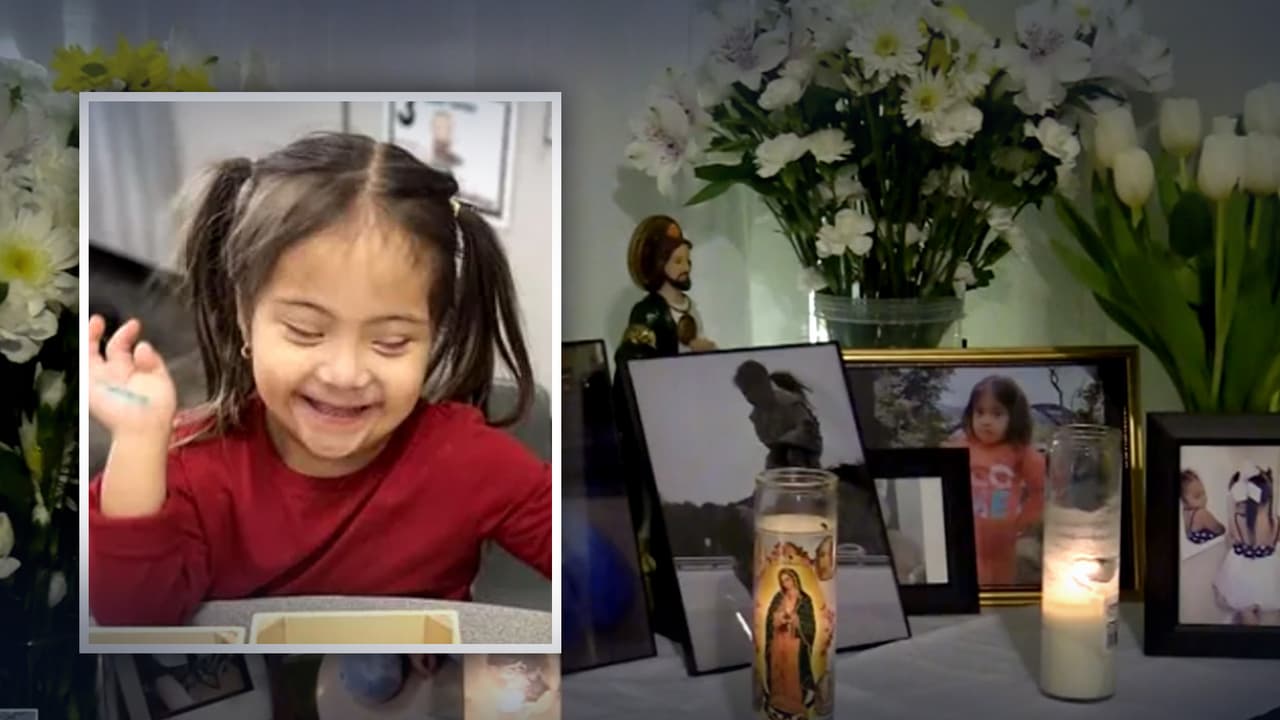 “Le agarré la manita y ya estaba fría”: mamá de niña que murió al ahogarse con una salchicha en su escuela en Texas