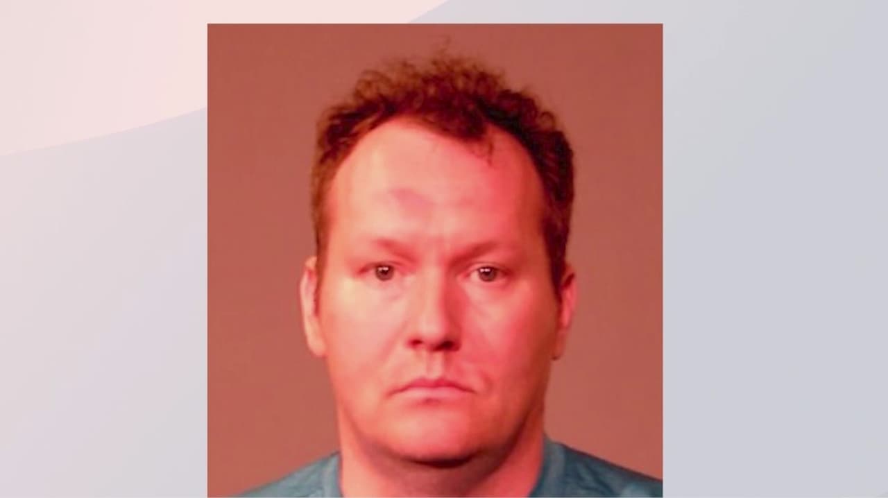 Maestro de 38 años acusado de múltiples cargos en caso de conducta inapropiada