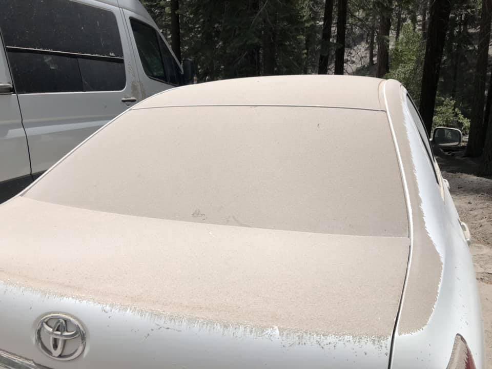 Los agentes de la
<b><a href="https://www.facebook.com/search/top/?q=inyo%20county%20sheriff&epa=SEARCH_BOX" target="_blank">Oficina del Alguacil del condado de Inyo</a></b> junto a los equipos de emergencia están realizando un
<b>catastro de los daños, siguiendo principalmente reportes por desprendimiento de rocas</b>. No se reportan heridos.