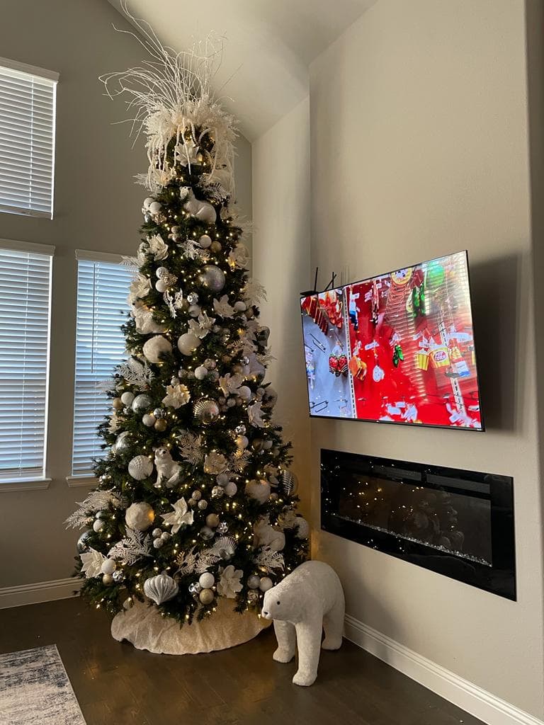 Carmen quisiera atender a más clientes, pero no le da el tiempo. Platicó que sólo para 
<b>conseguir los adornos le puede tomar hasta tres o cuatro días por árbol, </b>pues visita muchas tiendas para dar con las decoraciones ideales.