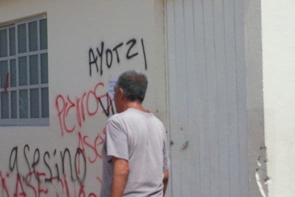 Durante los desmanes, los manifestantes realizaron pintas con mensajes alusivos a la desaparición de los estudiantes de Ayotzinapa. Foto: Guadalupe Álvarez.