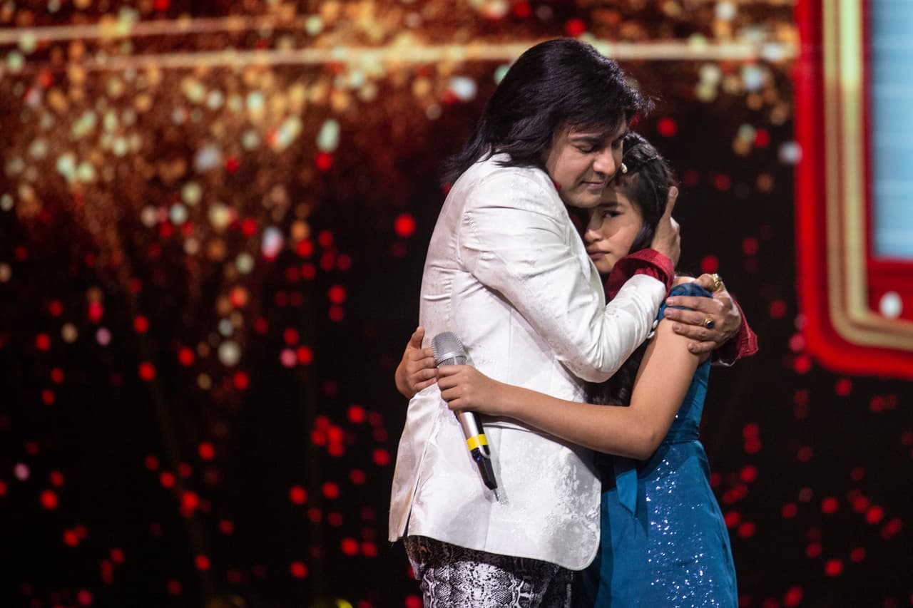 Albertano, quien ya ha pasado por estas situaciones desafortunadas con los pequeños artistas, dejó la mesa de jueces para mostrarle su apoyo.